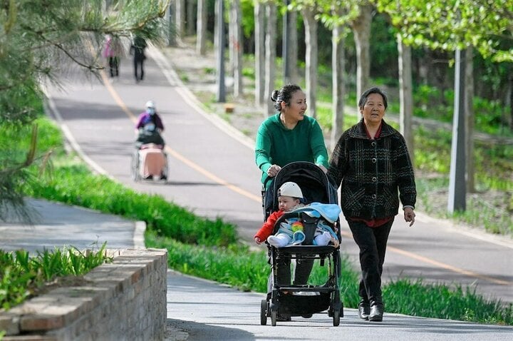 Được gần gũi với gia đình là một trong những nguyên nhân thuyết phục người trẻ Trung Quốc quay về những thành phố nhỏ hơn để làm việc. (Ảnh: Thinkchina)