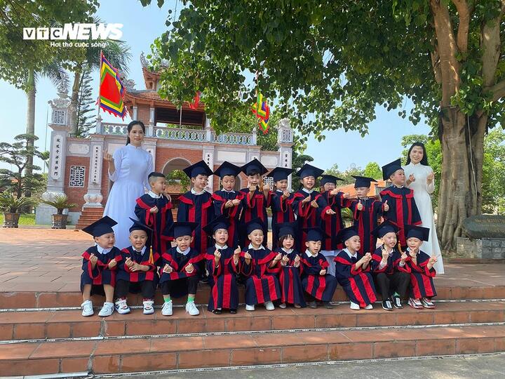 "Các em học sinh, thế hệ đoàn viên thanh niên, các hội cũng rất tích cực trong việc tổ chức hoạt động học tập, trải nghiệm tại di tích. Chúng tôi cũng đưa di tích đền Xã Tắc vào là một trong các tuyến điểm du lịch, hiện đang khai thác rất tốt việc đưa khách đến tham quan", bà Oanh nói.