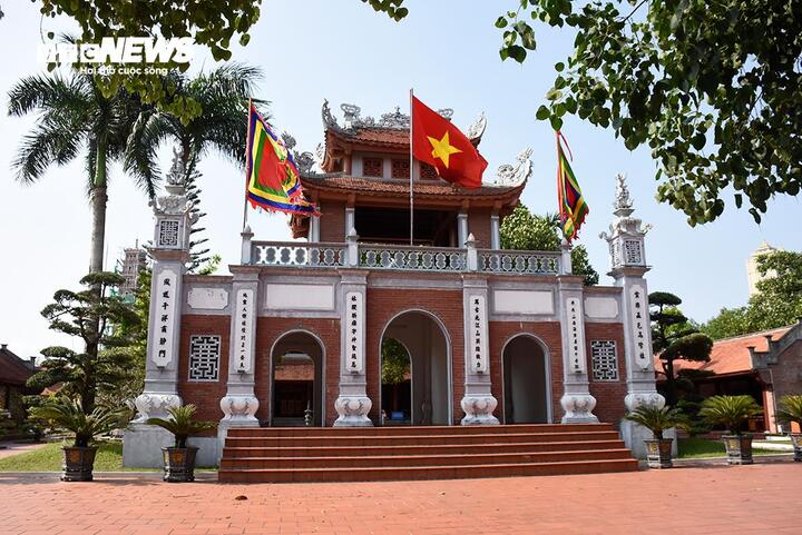 Nằm ở vị trí địa đầu của Tổ quốc, đền Xã Tắc là nơi ghi dấu bao thăng trầm của lịch sử. Trước kia, đền còn có tên là “Đàn miếu Xã Tắc Đại vương” (nơi lập đàn để tế long thần thổ địa của bản thôn).