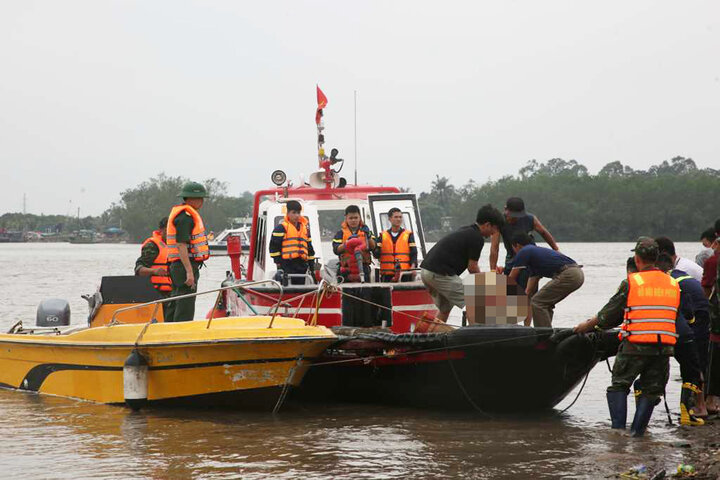 Lực lượng tìm kiếm cứu nạn đưa nạn nhân đầu tiên lên bờ. (Ảnh: Cổng thông tin điện tử thị xã Quảng Yên)