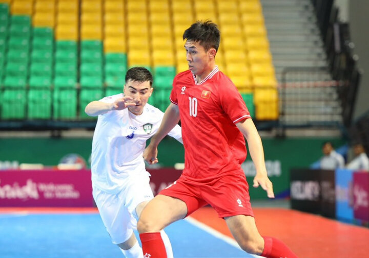 Thịnh Phát ghi bàn ở trận tứ kết với tuyển futsal Uzbekistan.