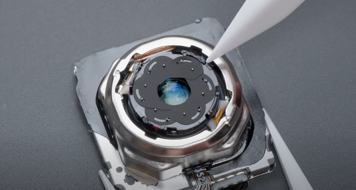 Lá khẩu tròn của camera chính. (Ảnh: WekiHome)