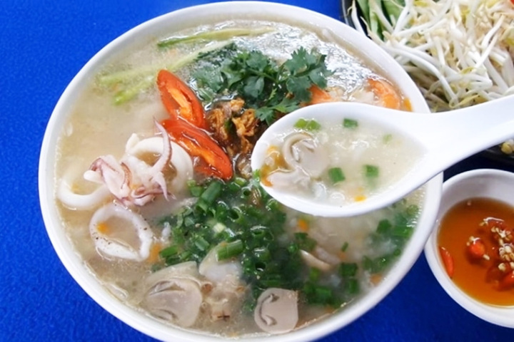 Cháo mực là món ăn được nhiều người yêu thích.