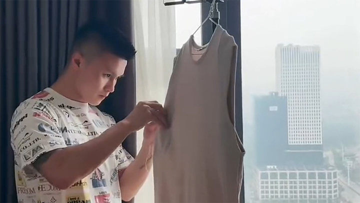 Quang Hải tỉ mỉ khâu váy cho vợ.