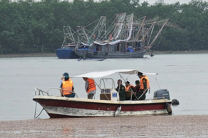 Lãnh đạo thị xã Quảng Yên phối hợp với các lực lượng nỗ lực tìm kiếm cứu nạn nạn nhân mất tích trên sông Chanh. (Ảnh: TTXVN)