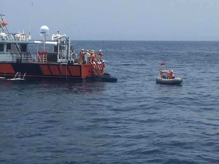 Lực lượng chức năng đang dốc sức tìm kiếm thuyền viên còn mất tích trong vụ tàu kéo sà lan chìm trên vùng biển Quảng Ngãi. (Ảnh: L.S)