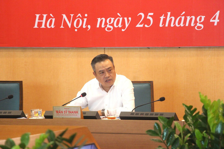 Chủ tịch UBND TP Hà Nội Trần Sỹ Thanh chủ trì phiên họp.