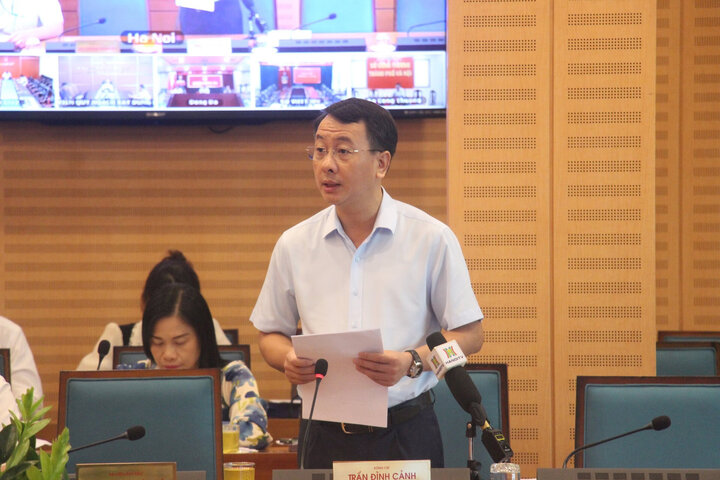 Giám đốc Sở Nội vụ Hà Nội Trần Đình Cảnh báo cáo tại phiên họp. (Ảnh: Tiến Thành).