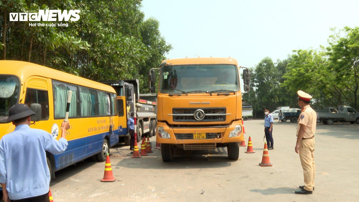 Lực lượng CSGT thường xuyên phối hợp với Thanh tra Giao thông kiểm soát tải trọng của các phương tiện và phát hiện nhiều trường hợp vi phạm.