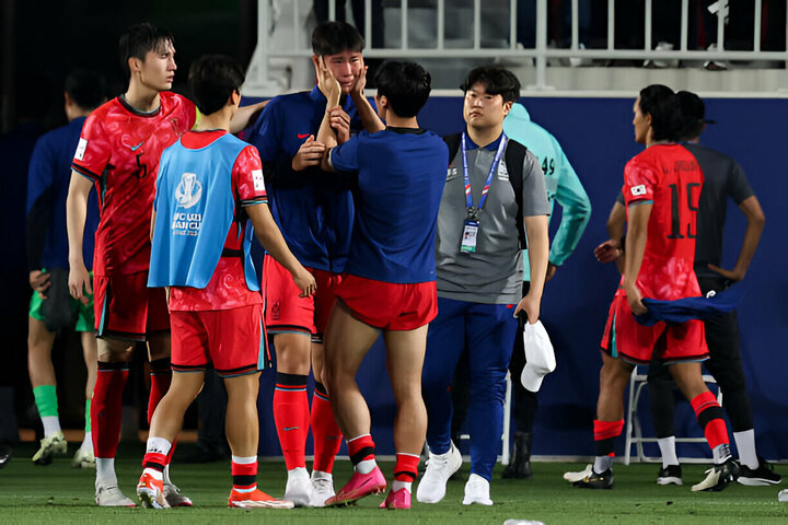 Cầu thủ U23 Hàn Quốc bật khóc.
