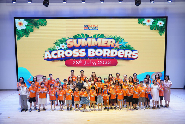 Học sinh trại hè Atlantic tự tin thể hiện khả năng tiếng Anh.