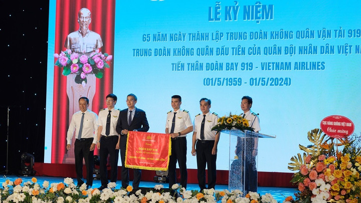 Đoàn bay 919 nhận bức trướng Kỷ niệm 65 năm Ngày thành lập từ lãnh đạo Vietnam Airlines.