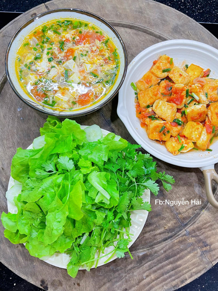 Món canh trứng đậu, đậu sốt cà chua ăn kèm rau xà lách phù hợp với ngày nóng.