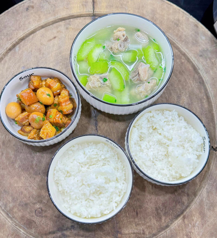 Mâm cơm đơn giản với món canh xương bí đao và thịt kho trứng.