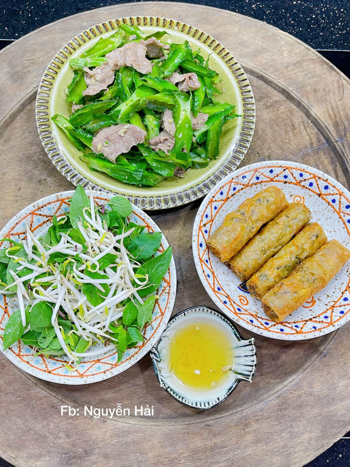 Thịt bò xào đậu rồng và nem rán là hai món đơn giản nhưng rất "đưa cơm".