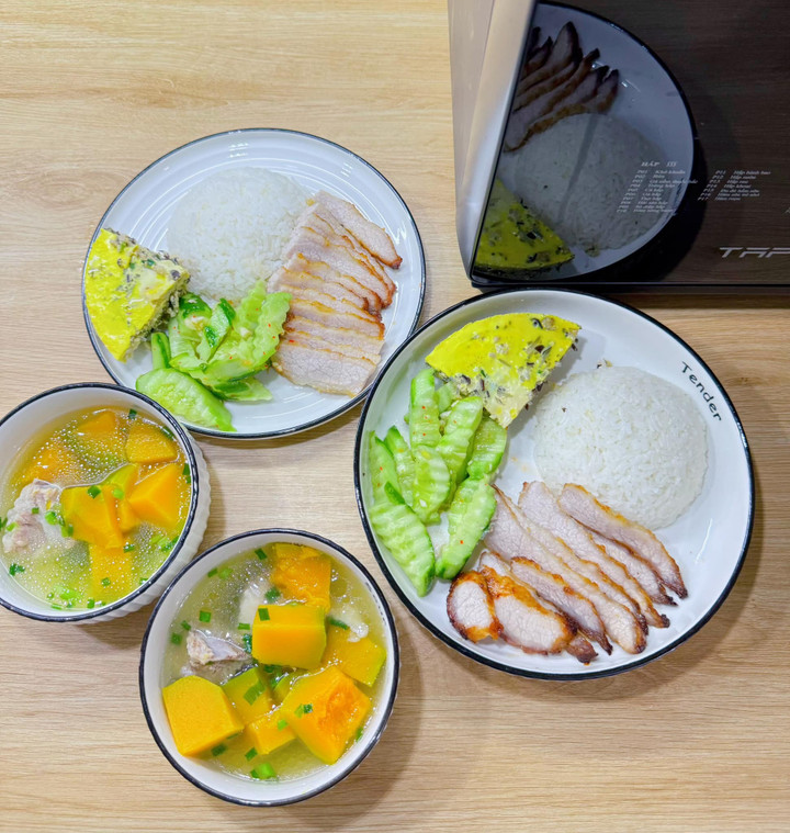 Mâm cơm gồm 3 món thịt nọng nướng, chả trứng, canh xương nấu bí đỏ.