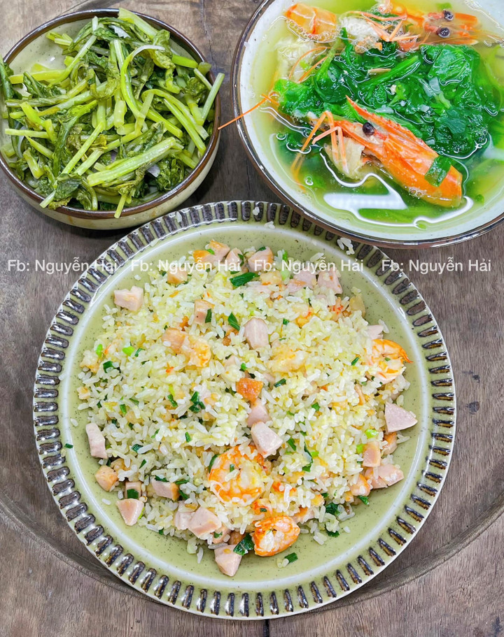 Thực đơn gồm cơm rang, canh tôm rau cải và dưa muối.