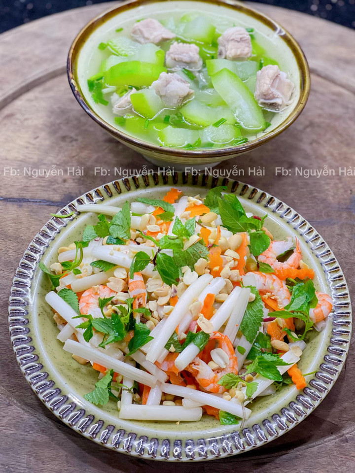 Đổi bữa với món nộm ngó sen tôm và canh xương nấu bầu canh.