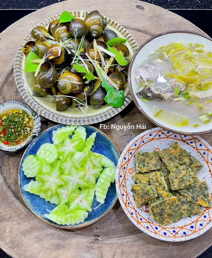 Cải thiện bữa ăn với món ốc hấp, canh chua và trứng rán lá ngải.