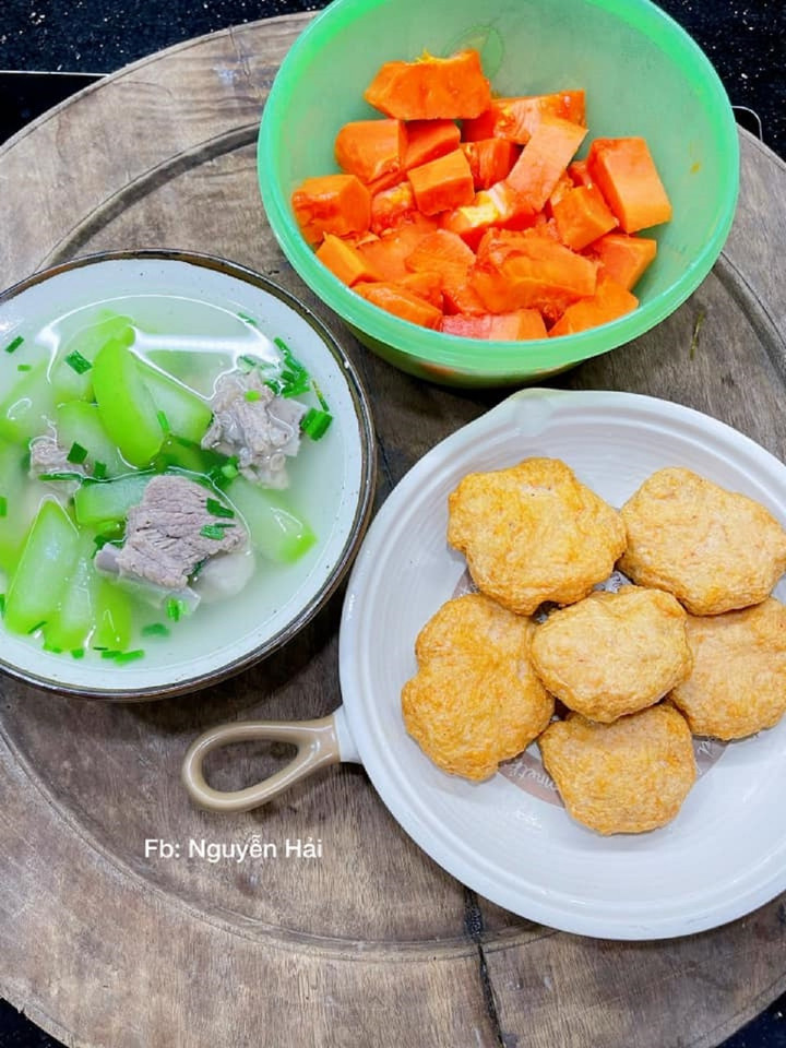 Món chả tôm nhà làm và canh xương nấu bí xanh ăn cùng đu đủ chín.