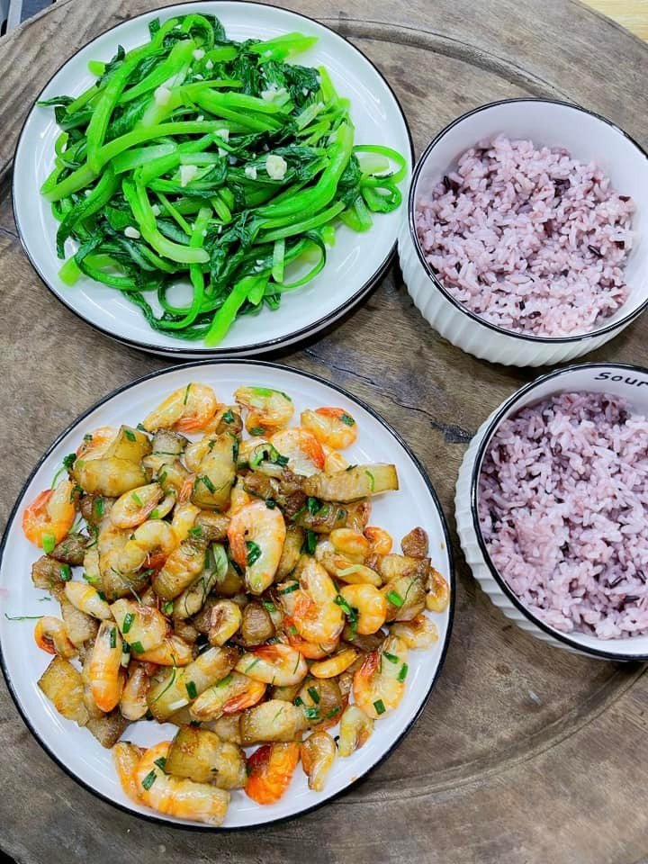 "Đổi gió" với cơm gạo lứt ăn cùng món cải ngồng xào và thịt rang tôm.