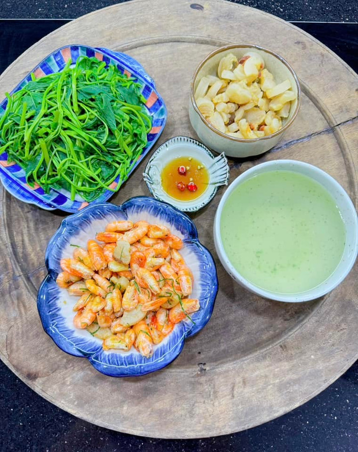 Mâm cơm mùa hè chỉ cần có món tôm rang lá chanh, rau muống luộc và tóp mỡ.