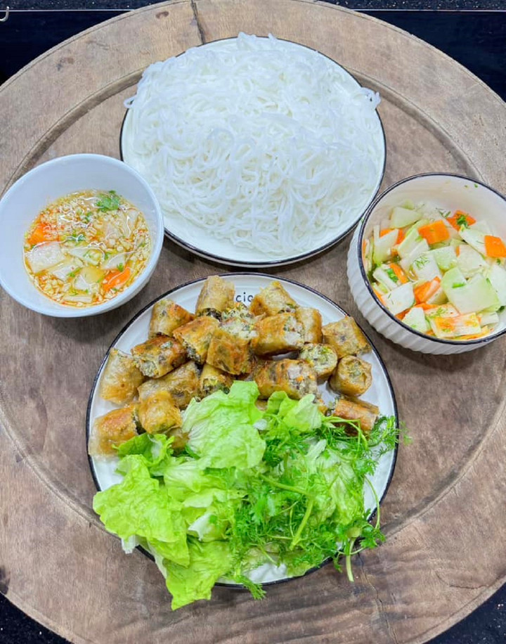 Cải thiện bữa ăn với món bún nem.