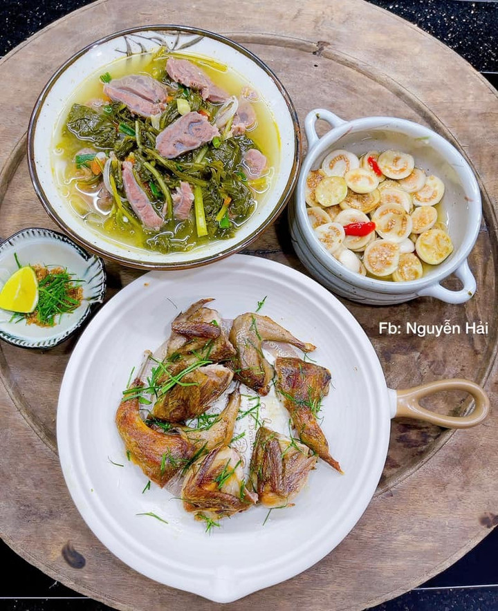 Mâm cơm đơn giản với bò nấu dưa chua, chim cút nướng và cà muối xổi.