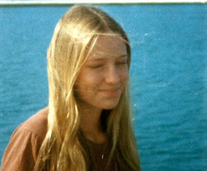 Suzanne khi còn nhỏ trên Wavewalker.