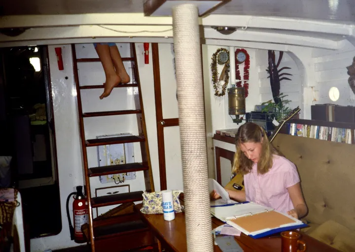 Suzanne đang học bài trên thuyền.