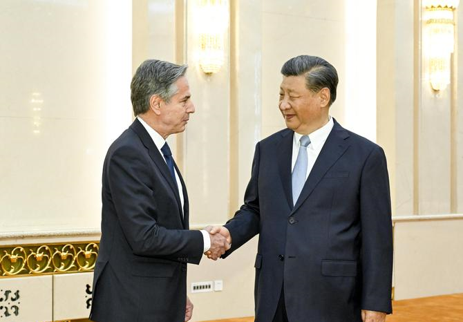 Chủ tịch Trung Quốc Tập Cận Bình (phải) và Ngoại trưởng Mỹ Antony Blinken. (Ảnh: CCTV)