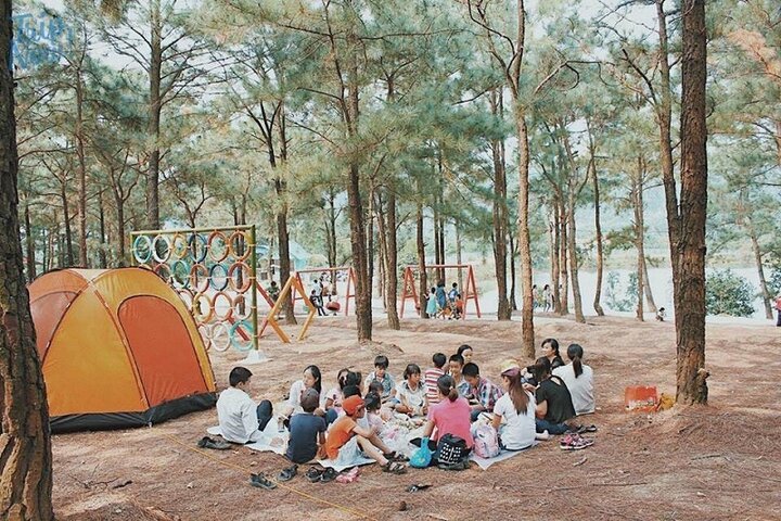Vườn Quốc gia Ba Vì có khu vực cắm trại vô cùng lý tưởng tại rừng thông hay khu nhà thờ cổ.