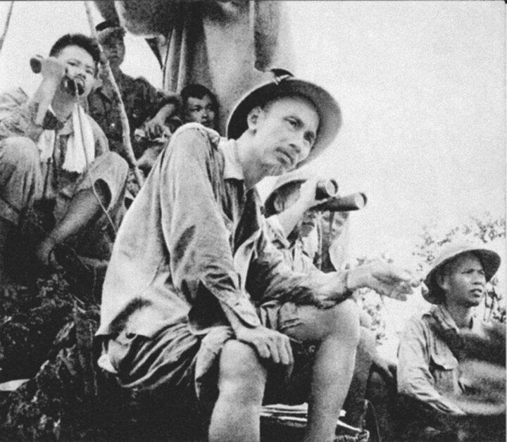 Chủ tịch Hồ Chí Minh quan sát trận đánh mở màn ở Đông Khê trong Chiến dịch Biên giới (1950). (Ảnh tư liệu)