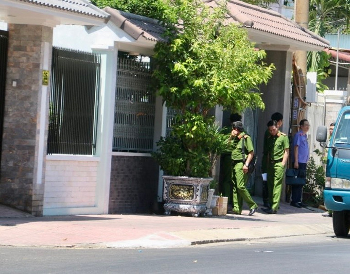 Công an có mặt tại nhà ông Lê Tiến Phương, cựu Chủ tịch UBND tỉnh Bình Thuận chiều 26/4. (Ảnh: D.T)