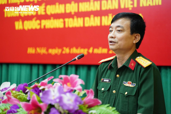 Đại tá Trần Phú Mừng, Trưởng phòng Thông tấn - Báo chí (Cục Tuyên huấn, Tổng cục Chính trị) giới thiệu cuộc thi ảnh báo chí, ảnh nghệ thuật toàn quốc về Quân đội Nhân dân Việt Nam 2024.