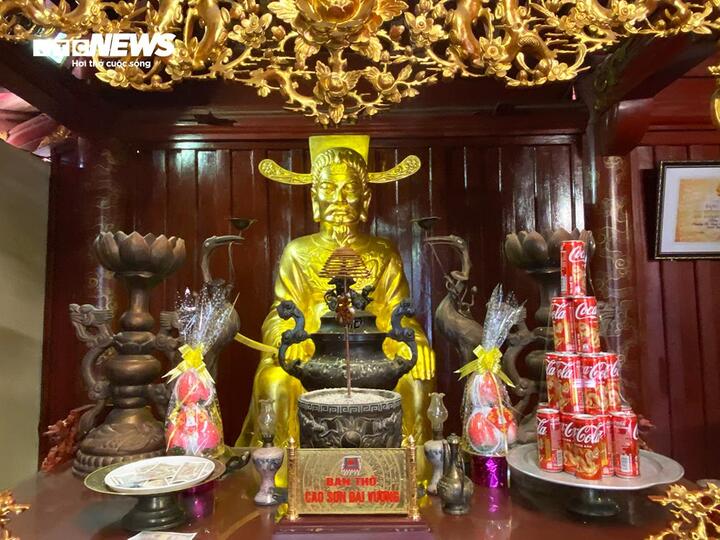 Tại đây còn thờ Hưng Nhượng Đại Vương Trần Quốc Tảng, Cao Sơn Đại Vương (Thần chủ về văn hóa nước Đại Việt). Cả 3 pho tượng thần đều được đặt ở chính điện và được làm bằng đồng nguyên khối, trong đó, tượng Xã Tắc Đại Vương cao 2,2m.