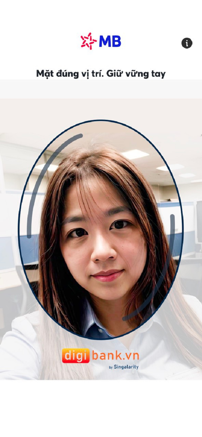 Giao diện app khi thực hiện xác thực giao dịch chuyển khoản bằng khuôn mặt. (Ảnh: MB)