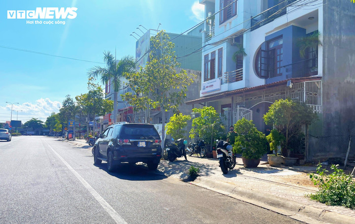 Xe của cơ quan công an có mặt tại nhà ông Nguyễn Xuân Phong, cựu Cục phó Cục Thuế Bình Thuận.