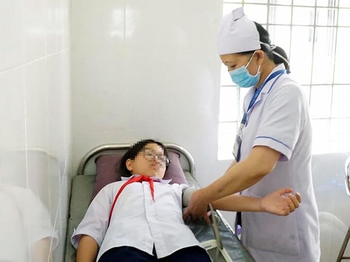 Học sinh bị ngộ độc được thăm khám trong bệnh viện (Ảnh: Ngọc La)