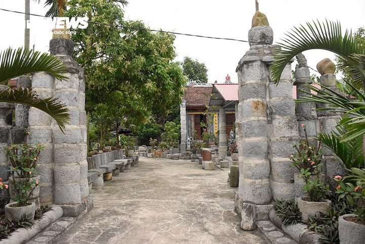 Qua con ngõ dài chừng 20m là hai trụ cổng khác cũng được tạo nên bởi những cối đá gắn với nhau.