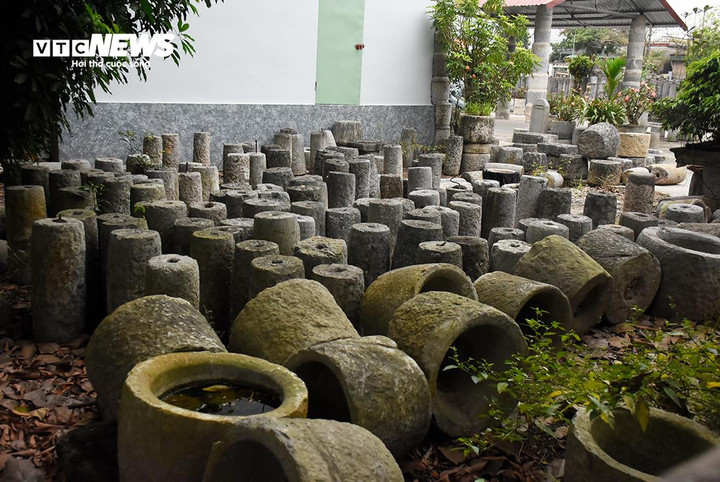 Ngoài ra, còn nhiều cối, trục đá được ông mang về nhưng chưa phân loại, đang xếp gọn một góc vườn. Ông Nhẫn khẳng định, còn sức khoẻ, ông còn theo đuổi công việc hiện tại. Đây cũng là cách ông truyền lại những cổ vật của cha ông cho các thế hệ con cháu.