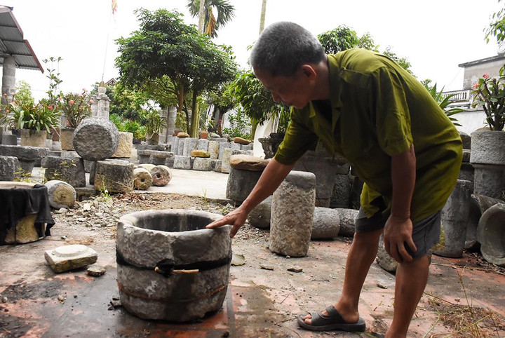 Một số cối đá vỡ thành 5-6 mảnh vỡ, ông Nhẫn vẫn nhặt về rồi dùng xi măng gắn lại với nhau.
