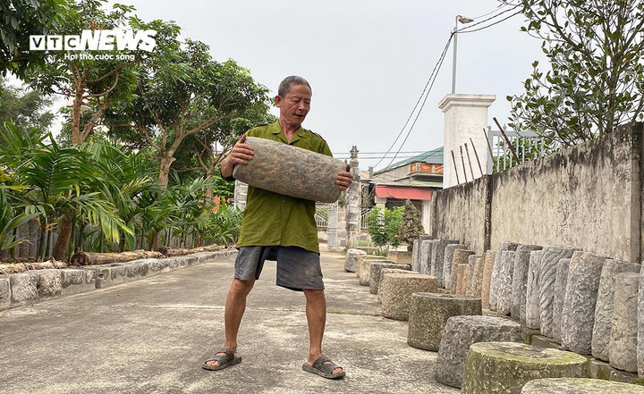 Đến nay, ai cũng quen thuộc hình ảnh người nông dân tuổi lục tuần ngày ngày cùng chiếc xe lôi đi khắp các con đường ở Thái Bình để tìm đồ bằng đá. Có những ngày đi từ sáng đến tối ông mới sưu tầm được đủ một chuyến xe, có ngày chỉ được vài ba cối. Ông có thể chở được 13-14 cối đá với tổng trọng lượng khoảng 7-8 tạ. Tuổi đã cao nhưng ông vẫn tự tay bê được từng cối đá, trục đá rồi sắp xếp chúng lại gọn gàng.