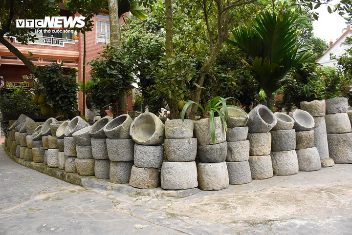 Những chiếc cối đá được ông xếp chồng lên nhau ngay ngắn. Theo kinh nghiệm của ông Nhẫn, những chiếc cối thủng đáy có tuổi đời lâu hơn.