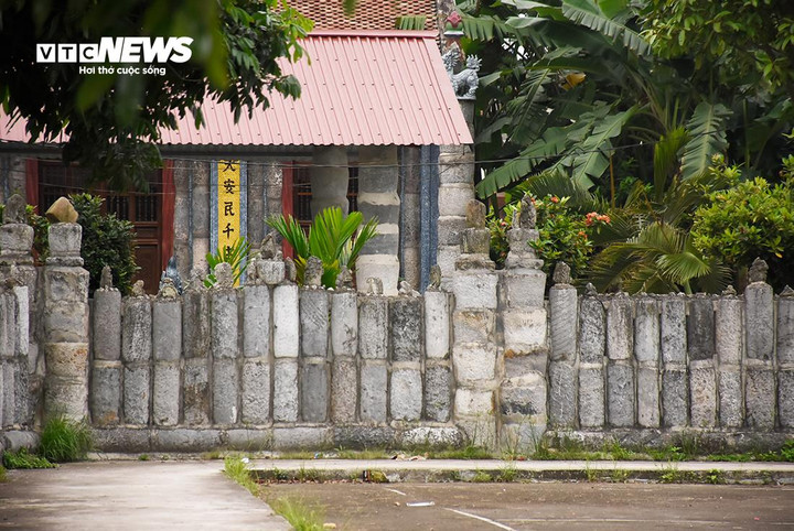 Ông Nhẫn cười bảo, ông đã dành cả thanh xuân để đi tìm cối đá, trục đá có tuổi đời cả trăm năm. Thời gian đầu, vợ ông cản với lý do "tha về chật nhà".