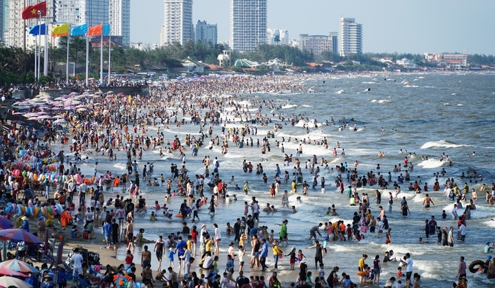 Các thành phố du lịch biển nhộn nhịp khách tứ phương dịp lễ. (Ảnh minh họa: Trường Hà)