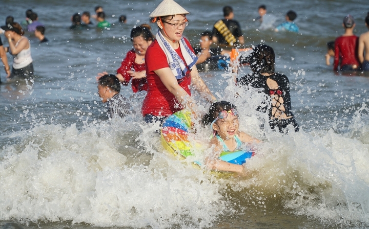 Nhiều gia đình có con nhỏ lựa chọn đi du lịch biển dịp lễ 30/4. (Ảnh minh họa: Trường Hà)