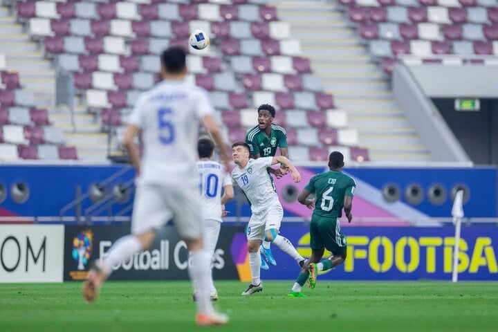 U23 Uzbekistan (trắng) tận dụng cơ hội tốt hơn U23 Ả Rập Xê-út.
