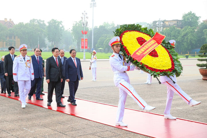 Vòng hoa của Đoàn mang dòng chữ: "Đời đời nhớ ơn Chủ tịch Hồ Chí Minh vĩ đại". (Ảnh: VGP/Nhật Bắc)