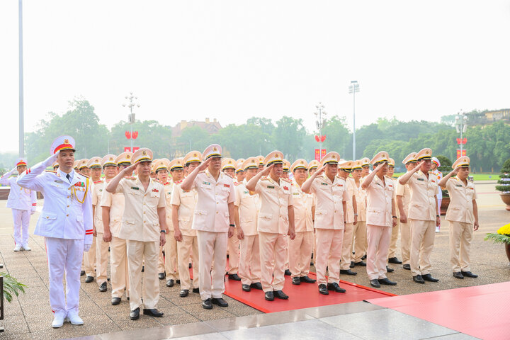 Đoàn đại biểu Đảng ủy Công an Trung ương - Bộ Công an vào Lăng viếng Chủ tịch Hồ Chí Minh. (Ảnh: VGP/Nhật Bắc)